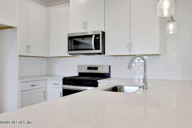 Building Photo - 24 Thurnham Ln