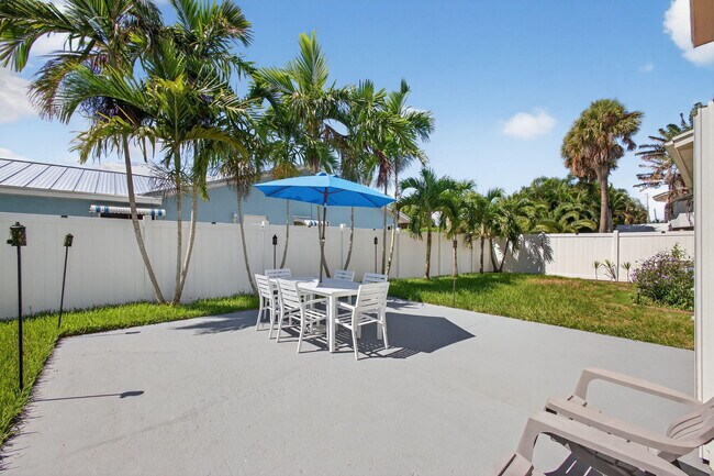 Building Photo - 2025 S Ocean Dr