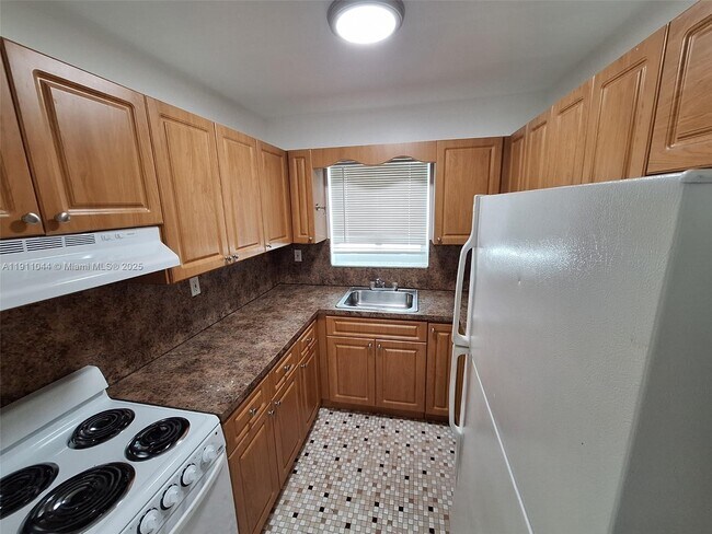 Building Photo - 2011 Bay Dr