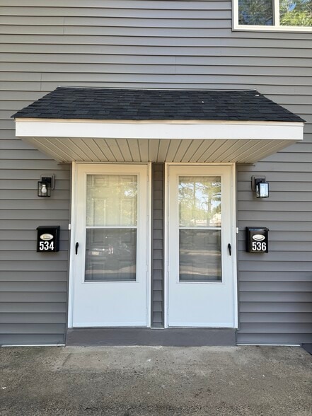 Private entrance - 536 Kalmia St