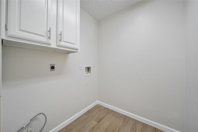 Building Photo - 14127 Highcroft Dr