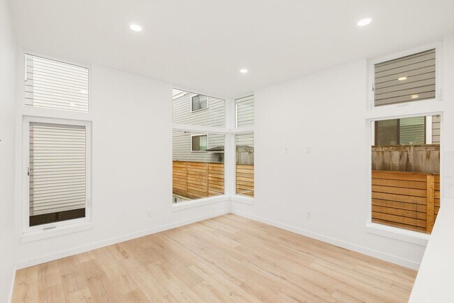 Building Photo - Gorgeous Greenlake Area 2 Bedroom Townhouse