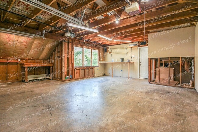 Building Photo - 7840 SW West Slope Dr