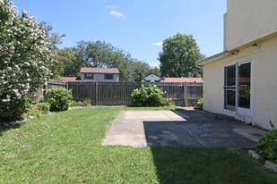Building Photo - 281 Parkview Dr