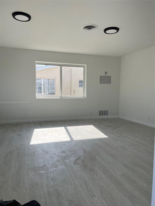 Building Photo - 1831 NE 56th St