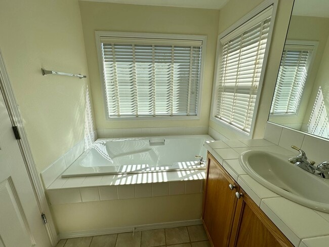 Building Photo - 4 Bedroom Bethany Home with Office on Main Level!