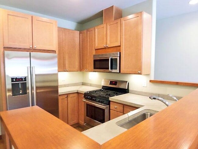 Building Photo - Monclair retreat, space and luxury in serene setting