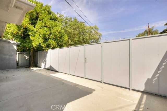 Building Photo - 353 N Mariposa St