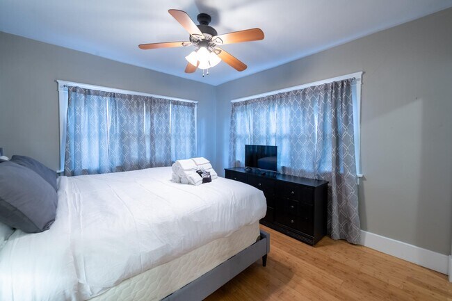 Building Photo - 902 Marquette Ave NW