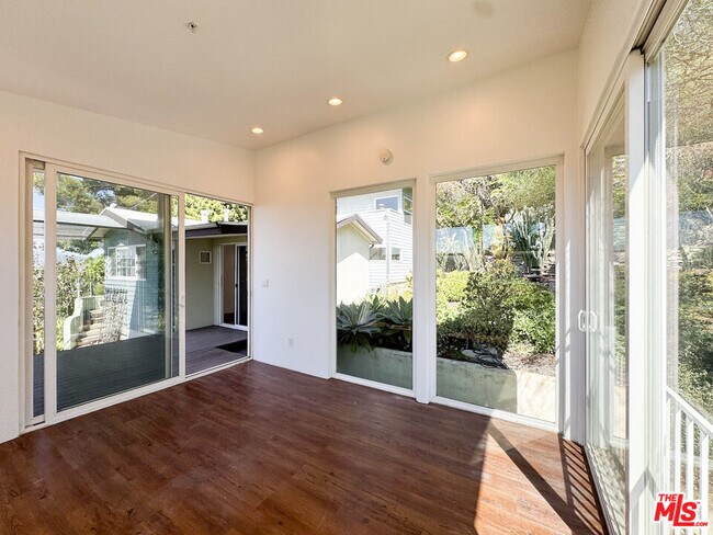 Building Photo - 3050 Knob Dr