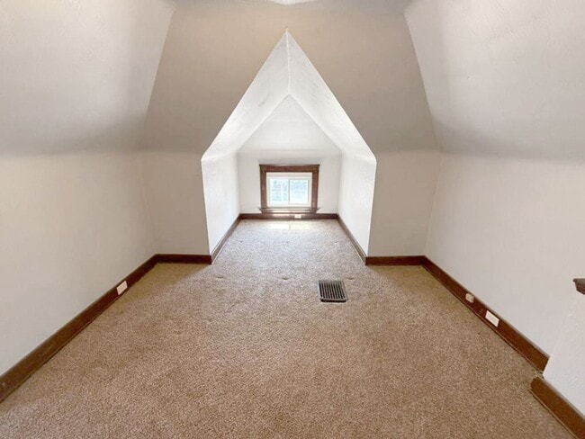 Building Photo - 4 BED 1 BATH SINGLE FAMILY HOME IN CLEVELAND!