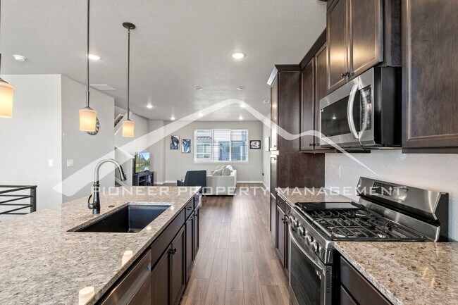 Building Photo - Contemporary Townhome in the Vibrant Interquest Low Maintenance Community with 2 car garage, Wash...