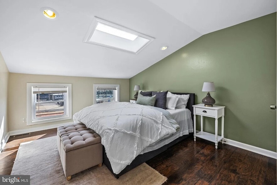 Building Photo - 926 W Pratt St