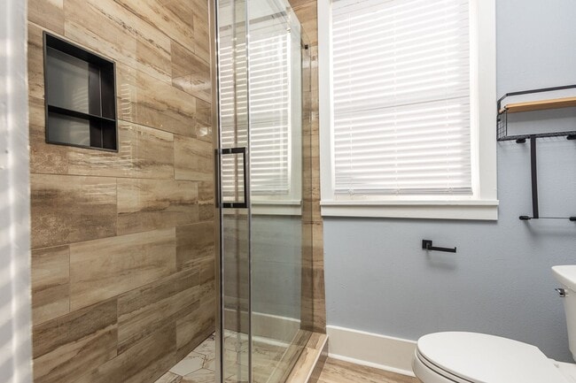 Building Photo - 3BR SFR with Washer/Dryer In Unit & Fenced Backyard in Midtown