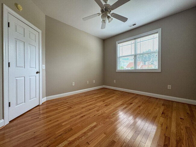 Building Photo - 5 Bedroom Home in Gated Golf Course Community