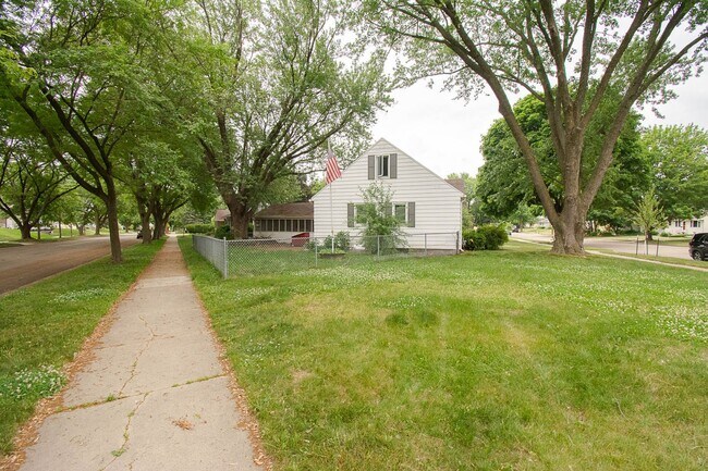 Building Photo - 3BR Home on Large Corner Lot – NW Rochester