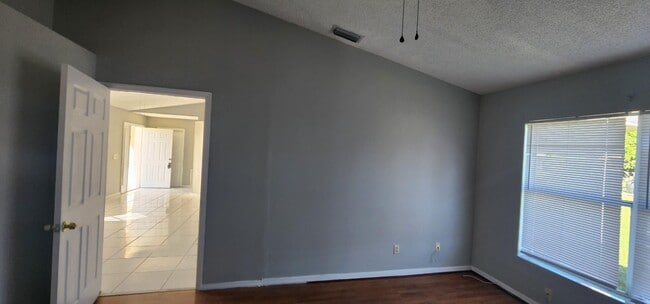 Building Photo - 473 SW Eyerly Ave