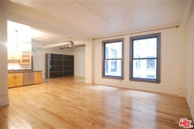 Building Photo - 108 W 2nd St