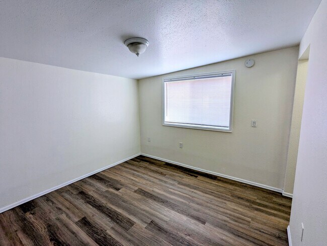 Building Photo - 2 Bed/1 Bath House - 5 min to Lakewood Towne Cntr w/ fenced back