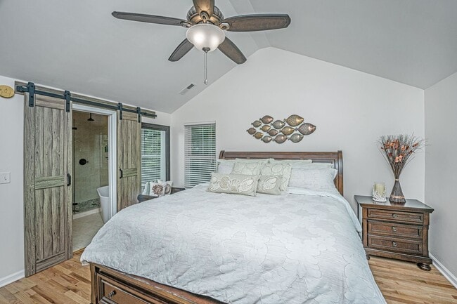 Building Photo - Gorgeous 4 BR/2BA Marshfront Home With Cre...