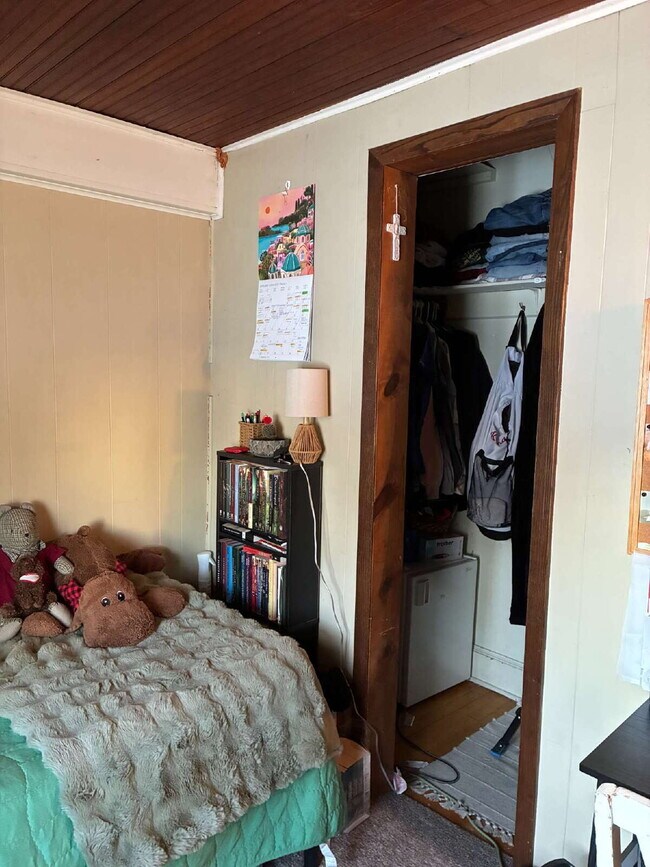 Building Photo - 4 Bed 2 Bath close to UWEC!