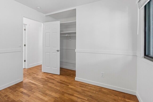 Building Photo - Bright Cozy Home w/ Deck & Yard Near Des M...