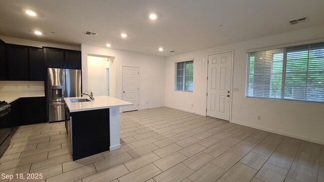 Building Photo - 3 Bedroom 3 Bath Townhouse