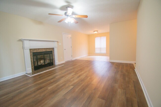 Building Photo - 3 Bedroom 2 Bathroom - Pets Allowed!