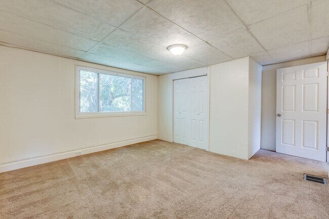 Building Photo - Available August 2026 - 3 Bedroom Home w/ Central AC & Spacious Yard!