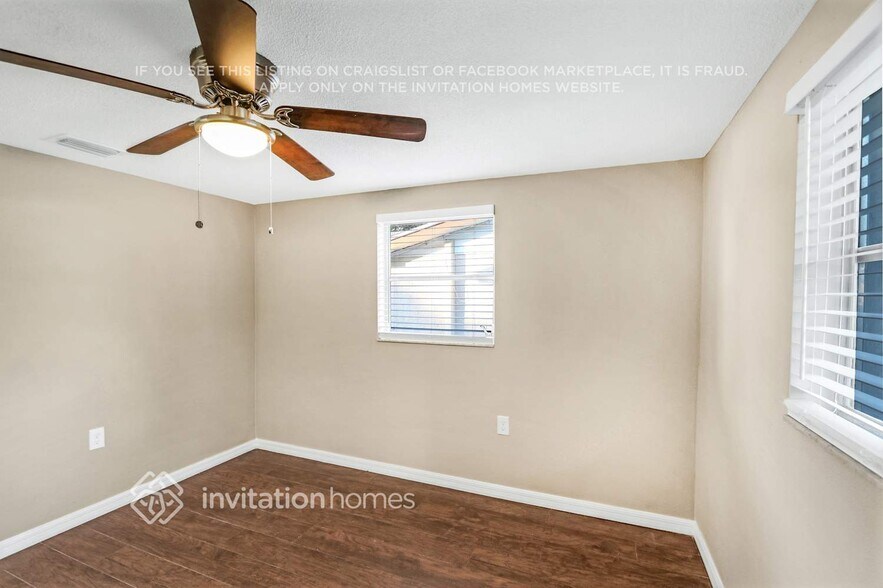 Building Photo - 9900 Lakeside Ln