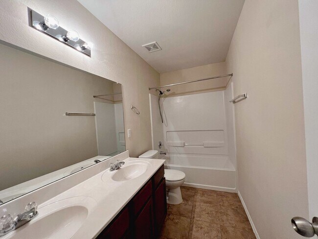 Building Photo - Yowell Ranch Beauty!