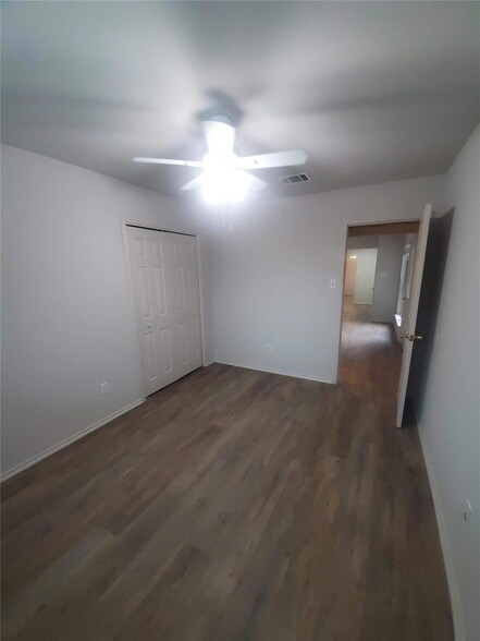 Building Photo - 6909 Hyland Cir