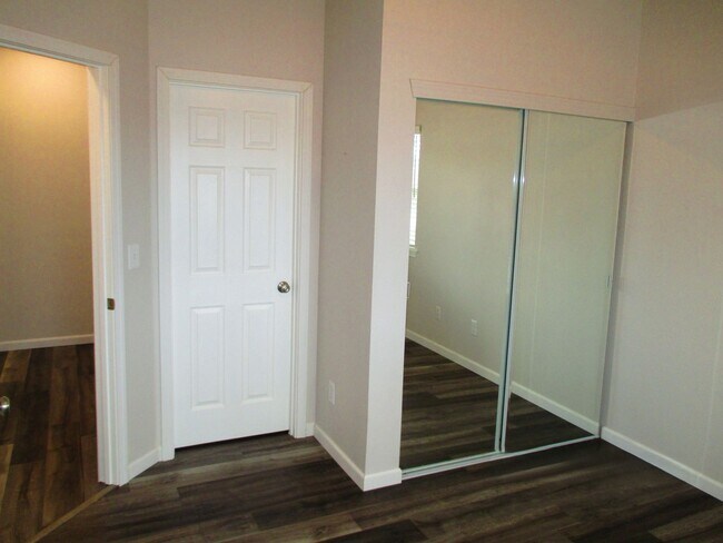 Building Photo - Becker-330/332