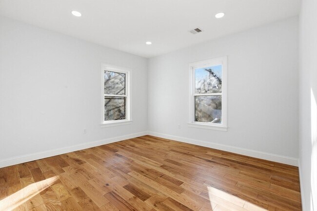 Building Photo - 438 Talbot Ave