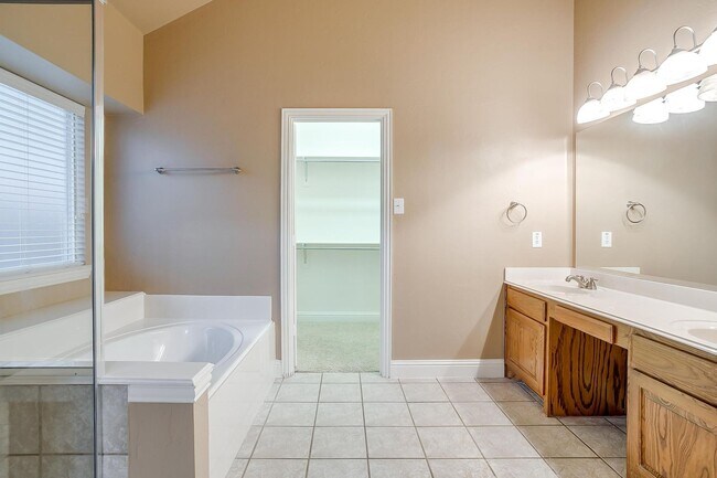 Building Photo - Amazing Well Maintained 3 Bedroom, 2 Bath Home in Euless Gated Community- 76039- Grapevine-Colley...