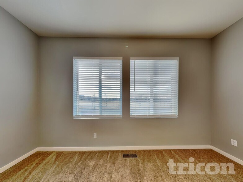 Building Photo - 10239 Southlawn Cir