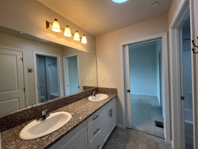 Building Photo - 877 Humbert Ave