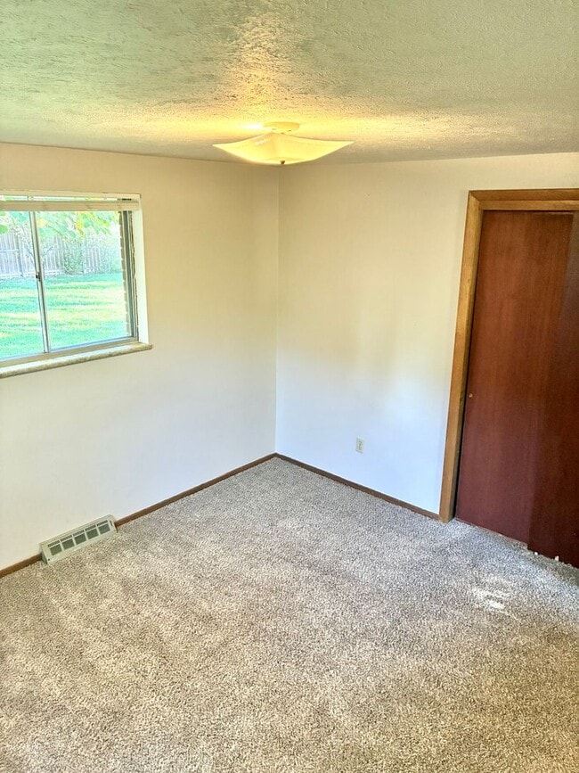 Building Photo - 3 Bedroom, 1 Bath Home with 1 car attached garage in Northwest Loveland, CO