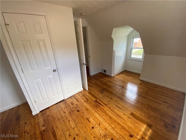 Building Photo - 854 E 258th St