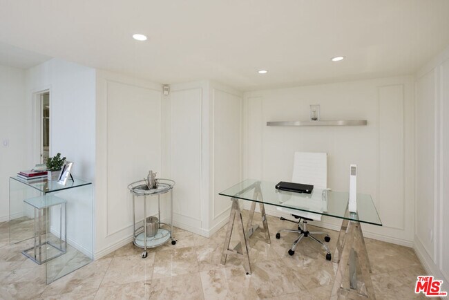 Building Photo - 4267 Marina City Dr