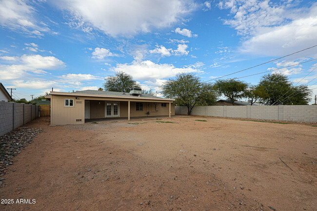 Building Photo - 2301 W Osborn Rd