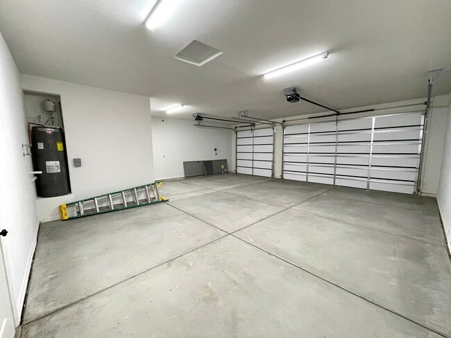 Building Photo - Beautiful 3 Bedroom Home on Desert Lakes Golf Course!