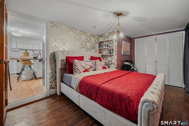 Building Photo - 349 Naubuc Ave