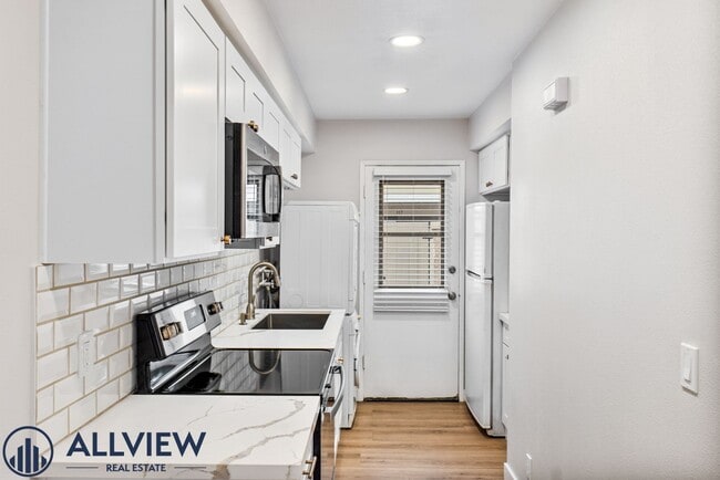 Building Photo - 1 Bed/1 Bath Available in Huntington Beach