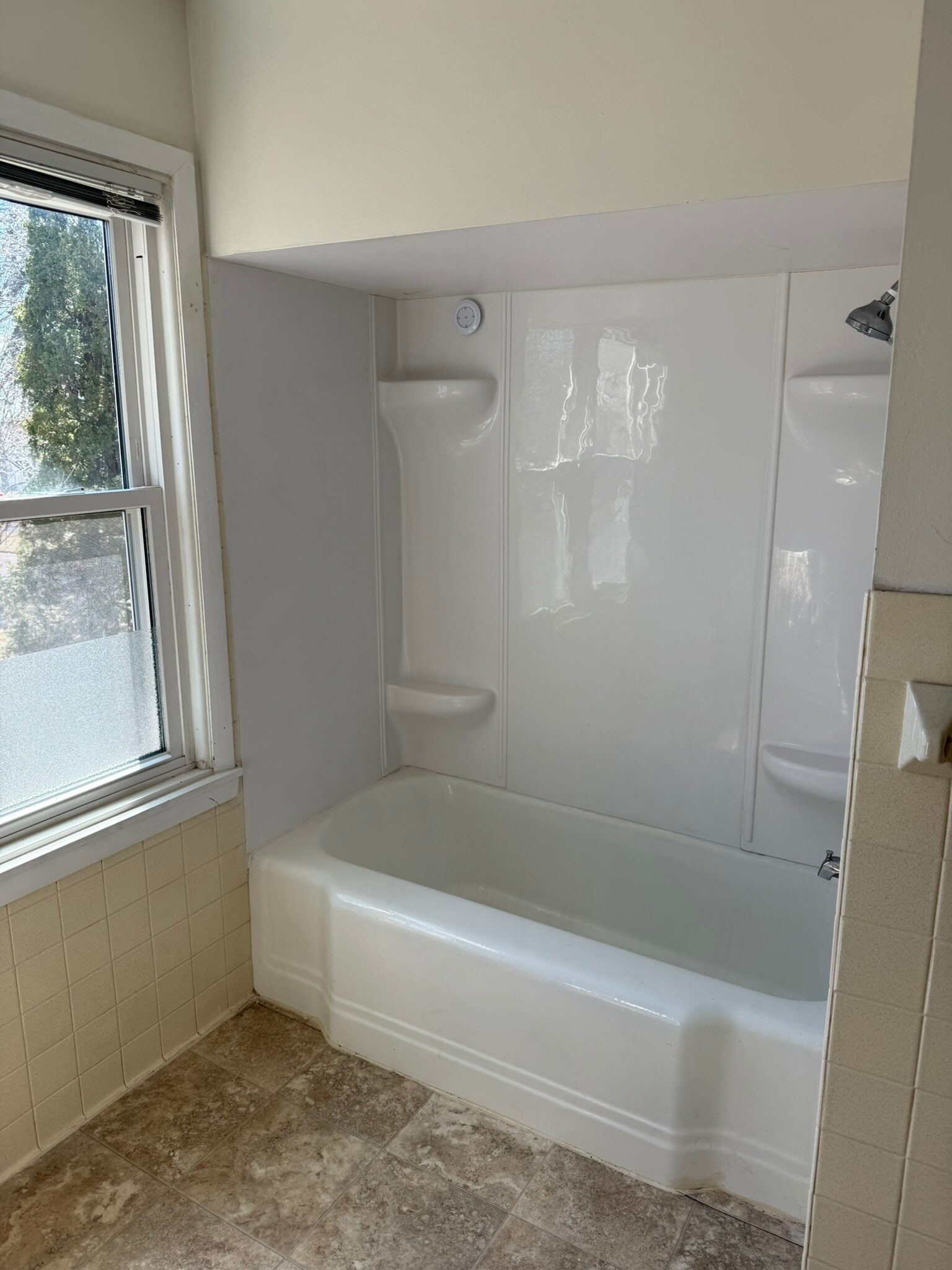 Building Photo - 823 Craite Ave