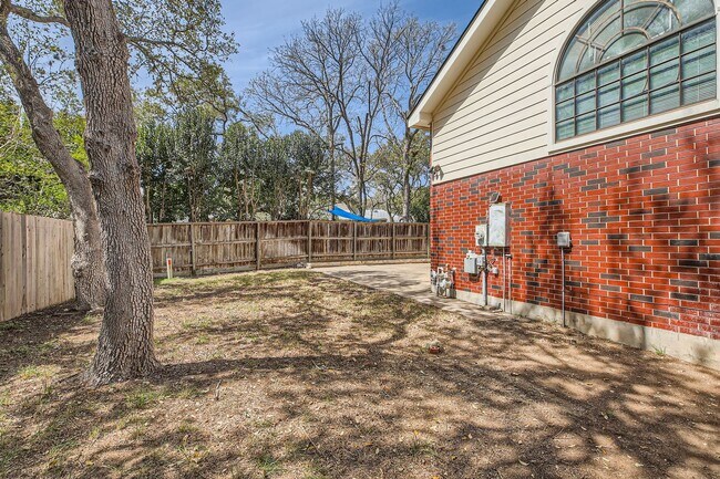 Building Photo - Beautiful 4-bedroom, 3-bath home in the de...