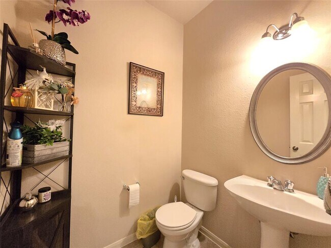 Building Photo - 204 Valona Loop