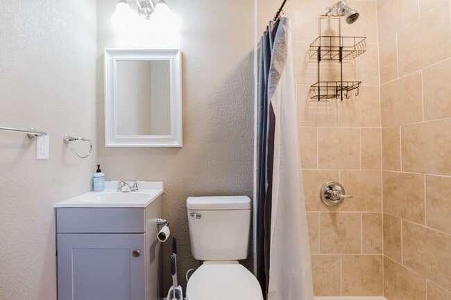 Building Photo - Cozy 2 Bed 2 Bath Home - Fully Furnished