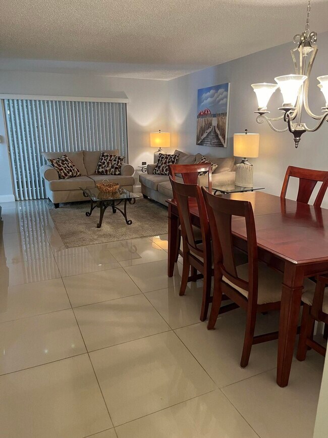 Building Photo - 3776 Inverrary Blvd