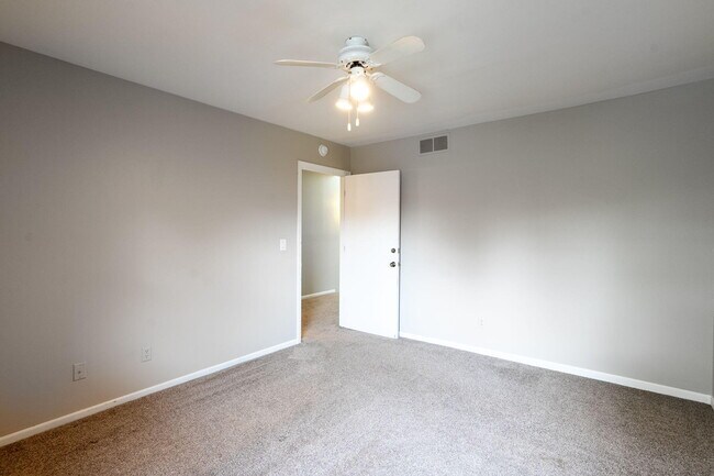 Building Photo - 2200 Bushnell Dr